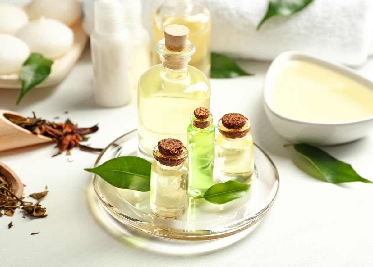 Tea Tree Oil - Berita gaya hidup, kesehatan, dan tips terbaru hari ini: 4 cara ini bisa anda lakukan untuk hilangkan ketombe. Anda bisa rajin keramas, menggunakan tea tree oil, kurangi konsumsi gula dan mencoba cuka apel.