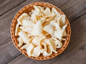 Jika Anda suka makan kerupuk, maka disarankan untuk menguranginya. 5 penyakit ini bisa menyerang tubuh anda jika berlebihan makan kerupuk.