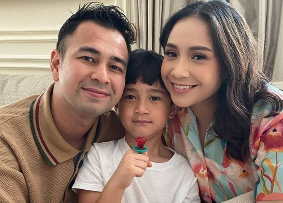 Rafathar Malik Ahmad - Berita artis, selebriti, dan gosip terbaru hari ini: Deretan anak selebriti ini telah terbiasa hidup mewah dan bergelimang harta lantara kaya sejak lahir.