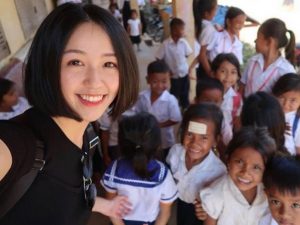 Berita terkini, terbaru, dan berita pilihan hari ini: Guru pedesaan tercantik di Cina, Gina Long Jingjing tuai kecaman lantaran dituduh menggunakan dana sumbangan amal dan memanfaatkan murid-muridnya.