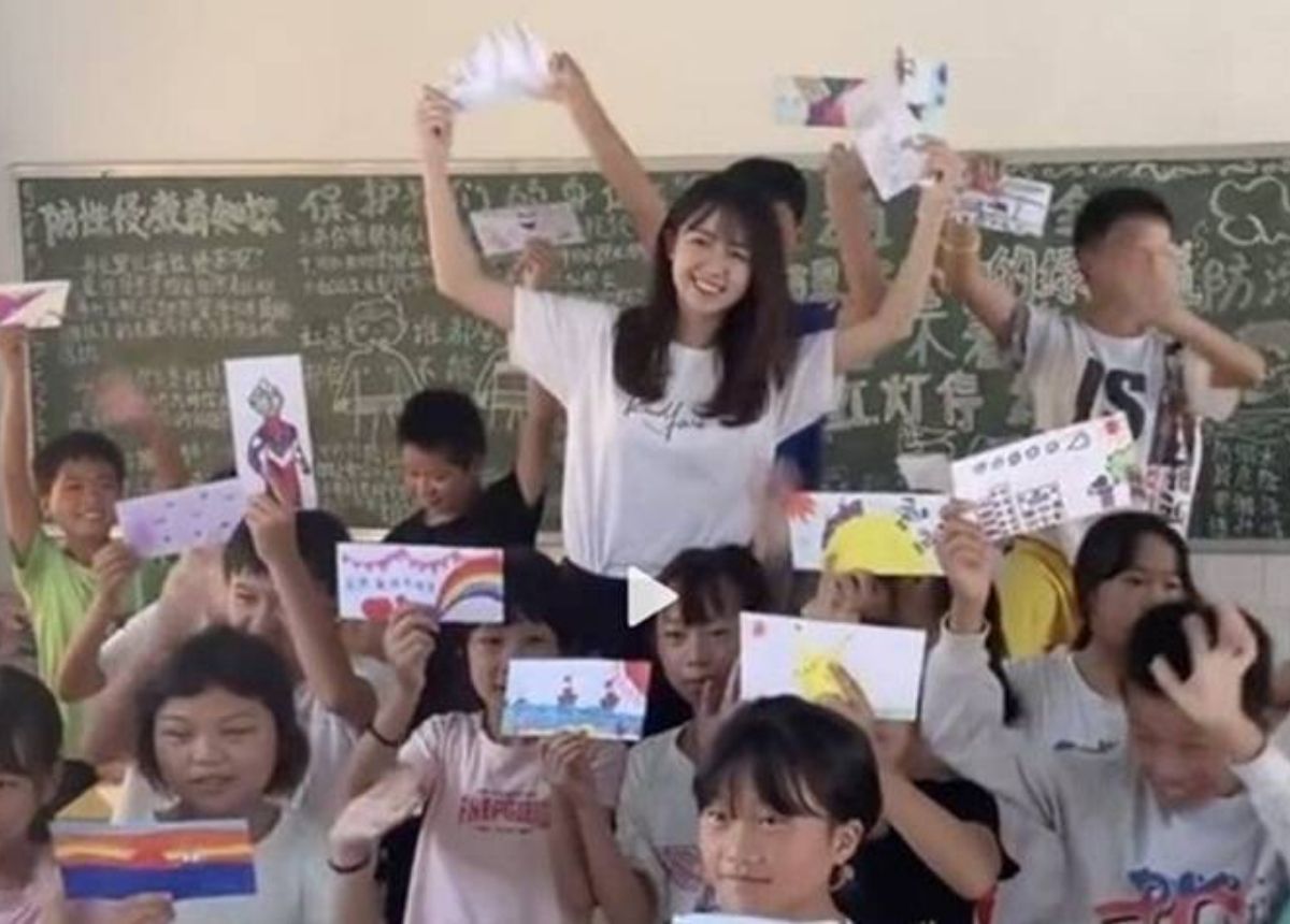 Berita terkini, terbaru, dan berita pilihan hari ini: Guru pedesaan tercantik di Cina ini tuai kecaman lantaran dituduh menggunakan dana sumbangan amal dan memanfaatkan murid-muridnya.