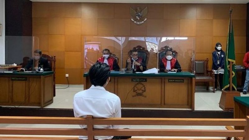 Berita artis, selebriti, dan gosip terbaru hari ini: selebgram Gaga Muhammad dijatuhkan hukuman 4.5 tahun penjara oleh majelis hakim pada Pengadilan Negeri Jakarta Timur.