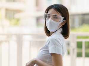 Kacamata Sering Berembun Ketika Memakai Masker? Ini Tipsnya