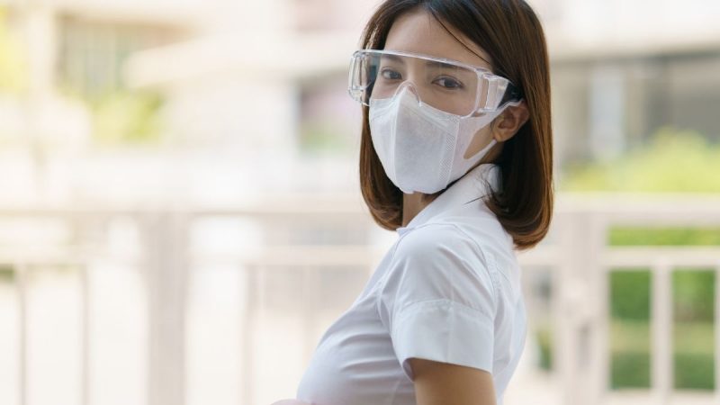 Kacamata Sering Berembun Ketika Memakai Masker? Ini Tipsnya