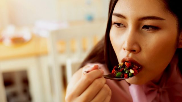 Berita gaya hidup, kesehatan, dan tips terbaru hari ini: ini cara untuk menghilangkan rasa pedas, salah satunya minuman asam serta susu.