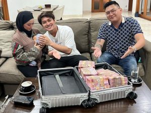 Berita artis, selebriti, dan gosip terbaru hari ini: Rizky Billar dapat kado berupa sekoper uang dari salah seorang kenalan lewat social media bernama Steven Richard.