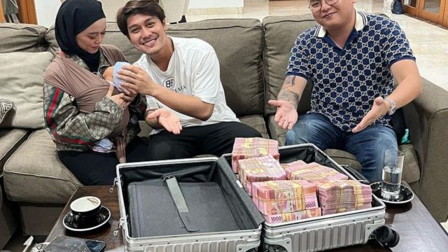 Berita artis, selebriti, dan gosip terbaru hari ini: Rizky Billar dapat kado berupa sekoper uang dari salah seorang kenalan lewat social media bernama Steven Richard.