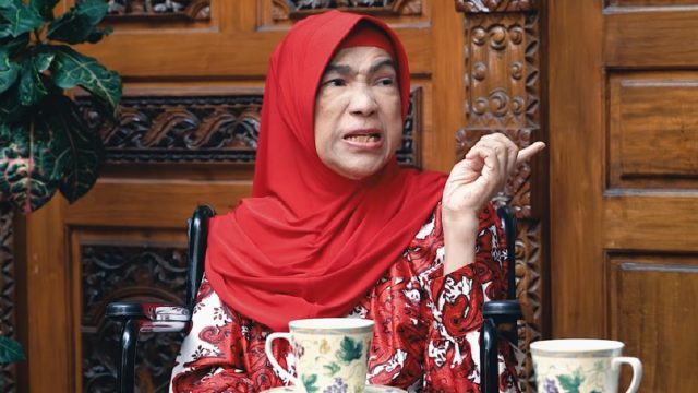 Berita artis, selebriti, dan gosip terbaru hari ini: Dorce Gamalama menaruh wasiat kepada anak-anaknya, ia meminta agar jangan disakiti dan dimandikan sebagai perempuan