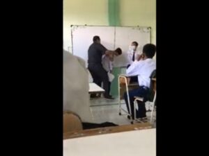 Berita terkini, terbaru, dan berita pilihan hari ini: Oknum Guru SMP di Surabaya tega tampar dan benturkan kepala siswa ke papan tulis