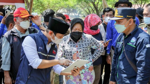 Berita Terbaru: Seorang pria-pria terekam kamera marah-marah kepada Mensos Risma saat ia meninjau lokasi terdampak gempa di Pasaman Barat, Sumbar