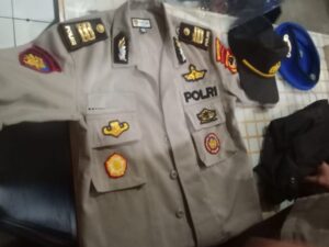 Berita terbaru, terkini dan berita pilihan hari ini: Polisi menangkap tiga orang pria yang menari-nari menggunakan seragam Polisi