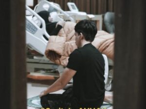 Berita Artis: Atta Halilintar laksanakan salat di rumah sakit tepat di sebelah Aurel yang berbating di kasur rumah sakit, Senin 21 Februari 2022.