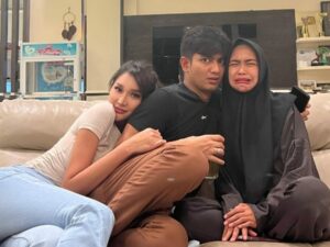 Berita artis: Tak sungkan, dengan santainya Lucinta Luna peluk Teuku Ryan sambil rebahan di punggungnya, dihadapan Ria Ricis, begini tanggapannya.