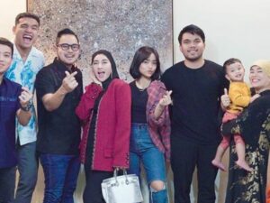 Berita artis: Netizen salfok atas kehadirin Thariq Halilintar di acara 100 hari kepergian Vanessa Angel yang berhasil menarik perhatian.