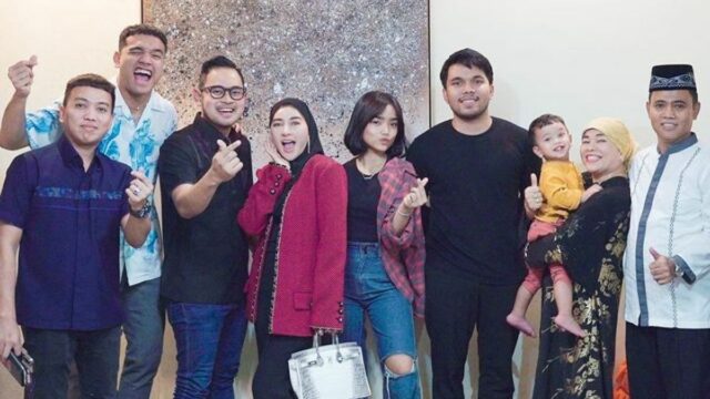 Berita artis: Netizen salfok atas kehadirin Thariq Halilintar di acara 100 hari kepergian Vanessa Angel yang berhasil menarik perhatian.