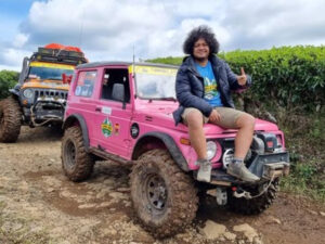 Berita artis: Bernasib nahas, mobil yang dikendarai artis Babe Cabita terbalik di arena of road. Kejadian itu sempat buat komika itu panik.