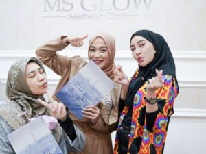 Berita artis: Beruntung banget, Ririe Fairuz dapat hadiah berupa paket liburan ke luar negeri dari istri crazy rich Surabaya, Shandy Purnamasari.
