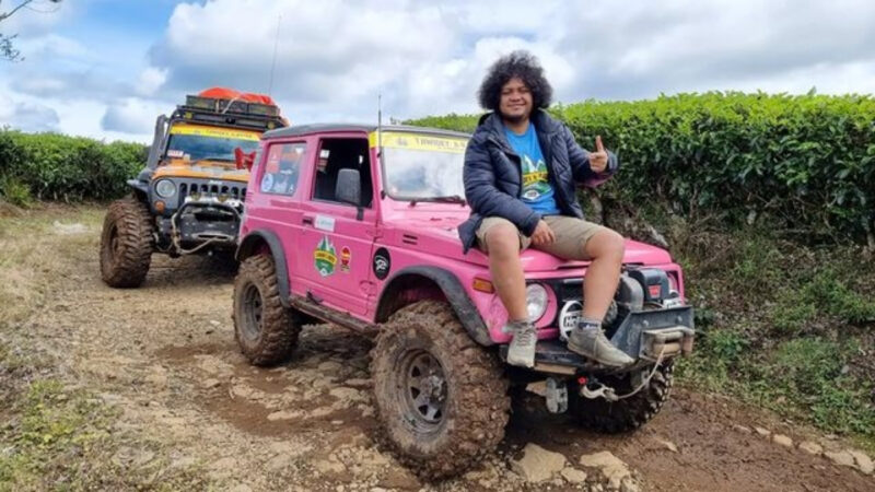 Berita artis: Bernasib nahas, mobil yang dikendarai artis Babe Cabita terbalik di arena of road. Kejadian itu sempat buat komika itu panik.