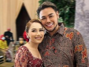 Berita artis: Ivan Gunawan foto bergandengan dan jadi pendamping Ayu Ting Ting di nikahan sang adik, warganet nilai keduanya ini serasi.