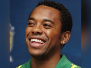 Berita bola: Jaksa Kota Milan, Italia, meminta surat perintah penangkapan internasional kepada mantan pesepak bola Brasil, Robinho. Robinho didakwa sembilan tahun penjara karena kasus pemerkosaan beramai-ramai pada 2013 lalu saat dirinya masih berkain untuk AC Milan.