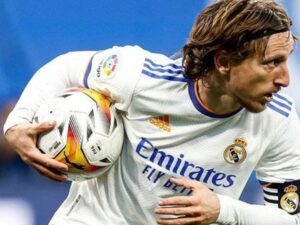 Berita bola: Luka Modric belum memikirkan waktu untuk gantung sepatu. Pemain Kroasia itu berencana akan bermain hingga umur 40 tahun.