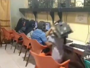 Berita terbaru: Viral video bocah perempuan lempar monitor komputer di Warnet. Diduga karena kesal kalah bermain game.