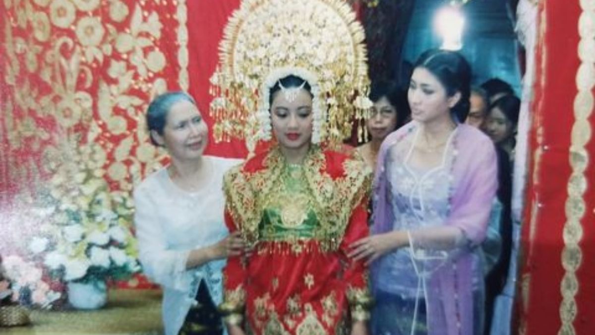 Berita artis: Leony mengenang saat dirinya berada di Padang saat proses syuting film "Jangan Panggil Aku Cina". Ia memosting beberapa foto, termasuk foto adegan menggunakan pakaian pengantin Minang lengkap dengan suntingnya.