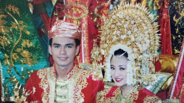 Berita artis: Leony mengenang saat dirinya berada di Padang saat proses syuting film "Jangan Panggil Aku Cina". Ia memosting beberapa foto, termasuk foto adegan menggunakan pakaian pengantin Minang lengkap dengan suntingnya.