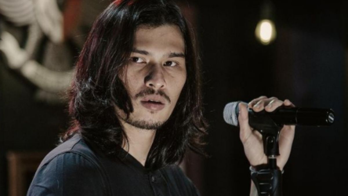 Berita selebriti - artis gondrong: Pesona dari deretan aktor ini membuat fans mereka semakin kagum, apalagi saat mereka memilih untuk memiliki rambut gondrong.