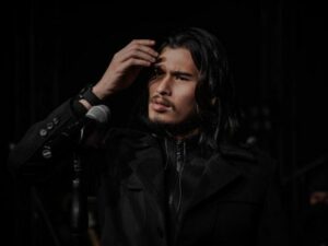 Berita selebriti - artis gondrong: Pesona dari deretan aktor ini membuat fans mereka semakin kagum, apalagi saat mereka memilih untuk memiliki rambut gondrong.
