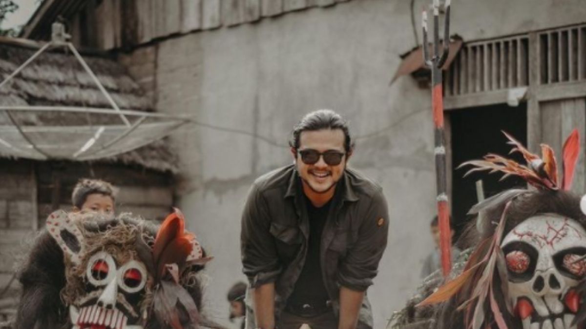 Berita selebriti - artis gondrong: Pesona dari deretan aktor ini membuat fans mereka semakin kagum, apalagi saat mereka memilih untuk memiliki rambut gondrong.