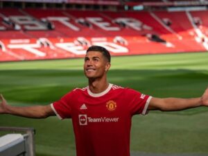 Berita bola: Megabintang Manchester United, Cristiano Ronaldo terlihat sangat girang karena melihat pengikutnya di instagram sudah menyentuh angka 400 juta.