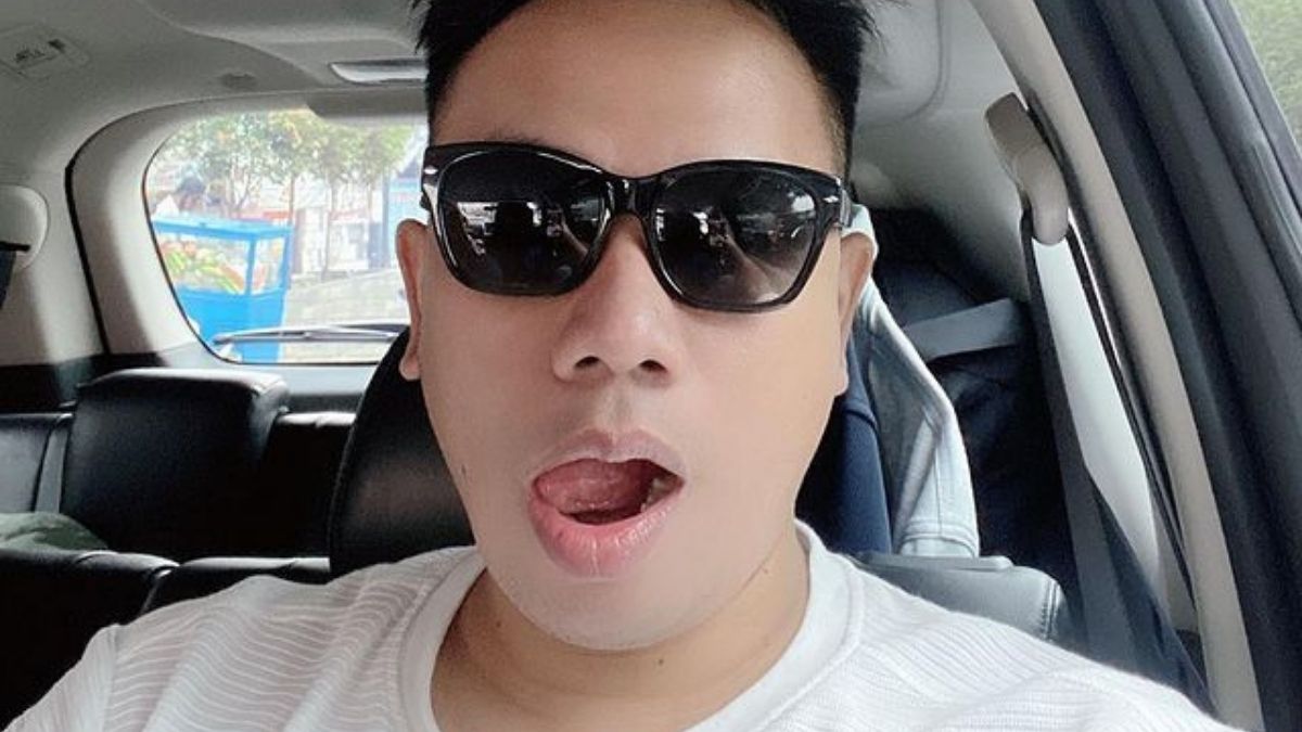 Berita Artis: Vicky Prasetyo kembali hebohkan warganet dengan rayuan mautnya pada seorang artis Chika Jessica yang mengatakan serius ingin menikahinya.