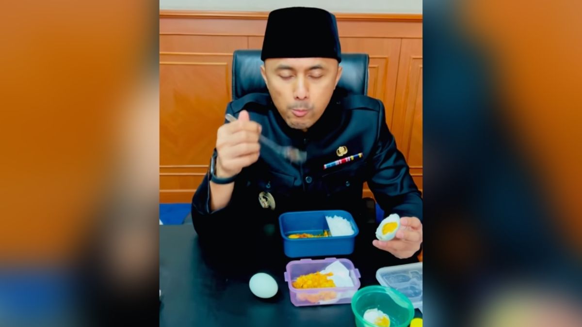 "waktunya makan siang udah pada makan belum? Menu hari Kamis," kata Hengky sembari menunjukkan menu makanan yang ia bawa dari rumah. Hengky menjelaskan menu-menu apa saja yang ia bawa untuk istirahat makan siang di kantornya. "Menunya telur guys, ada telur ayam, telur asin, telur asinnya maknyus, ini telur asin dari Bau Jajar, mantap," kata Hengky sambil memakan hidangan makan siangnya itu. Terlihat Hengky hanya makan siang denga menu telur yang sederhana. Pasalnya, makan siang Hengky tersebut dibuatkan oleh san istri tercinta. "Masakan ayang @sonyafatmala tetap yang paling enak dan nggak ada duanya," tulis Hengky di caption unggahannya itu. Hengky lantas mengucapkan terima kasih pada sang istrinya yang selalu membuatkannya bekal untuk dibawa ke kantor saat makan siang dinas. "Haturnuhun telur asinnya. Mantaap pisaaan, seeuuurr asli produk UP2k PKK Batubajar, Selamat makan siang bia kuat menghadapi kenyataan," tutup Hengky di unggahannya itu. Unggahan video Hengky tersebut pun dibanjiri komentar warganet. Pasalnya tak sedikit warganet yang salut dengan sosok Hengky yang walaupun seorang pejabat namun tetap membawa bekal ke kantor untuk makan sian. Terlebih bekal tersebut dibuatkan langsung oleh istri tercinta. "Keren, sekelas artis pejabat makannya bawa dari rumah," komentar akun @rima.wan****. "sederhana sekali pak Bapak wakil bupati Bandung ini pengen deh jadi rakyat yaa," tulis yang lainnya. "Makannya pake misting merakyat," imbuh yang lainnya. Sementara, Hengky Krniawan kini tampaknya sudah tak aktif lagi di dunia hiburan. Hengky kini menjabat sebagai Plt Bupati Bandung Barat periode 2021-2023. Pria kelahiran Blitar, 21 Oktober 1982 itu kini tampak mulai nyaman dengan panggung politik. Kendati demikian, Hengky tetap aktif di media sosial Instagram untuk mengunggah kegiatan-kegiatan yang dilakukannya.