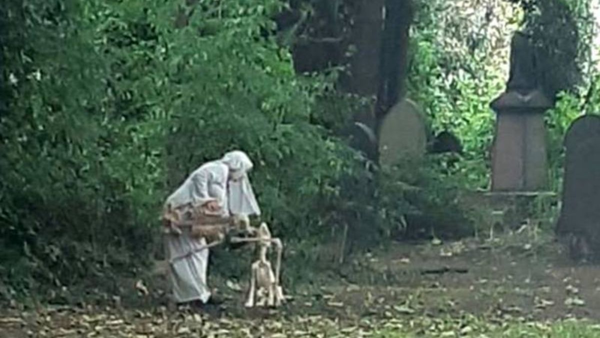 Berita viral: Sebuah rekaman memperlihatkan wanita berpakaian biarawati menari dengan kerangka manusia di kuburan, Inggris.