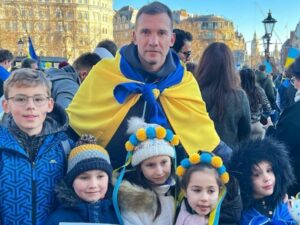Berita bola: Andriy Shevchenko, sedang harap-harap cemas dengan nasib keluarga, terutama ibunya yang tinggal di ibu kota Ukraina, Kiev.