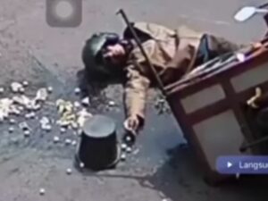 Berita terkini, terbaru, dan berita pilihan hari ini: Modus penipuan baru, baru-baru ini viral seorang pedagang bakso berpura-pura jatuh dan pingsan demi raih simpati warga. Kelakuannya itu ternyata terekam CCTV.
