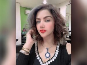 Berita artis, selebriti, dan hot gosip artis terbaru hari ini: Barbie Kumalasari dibilang seperti orang gila oleh netizen karena rambut barunya.
