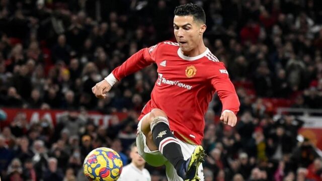 Berita bola: Cristiano Ronaldo mencetak satu gol saat The Red Devils mengalahkan Brighton & Hove Albion di Old Trafford, Selasa (15/2).