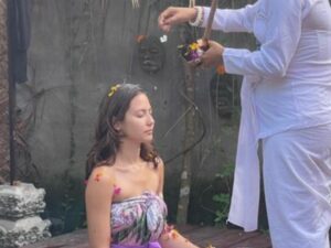 Berita Artis: Akteis cantik Pevita Pearce diduga pindah agama setelah melakukan ritual melukat, apakah benar murtar dari agama Islam.