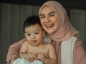 Berita Artis: Irish Bella hamil anak keempat dari Ammar Zoni, kabar bahagia tersebut diunggah lewat akun Instagram mereka.