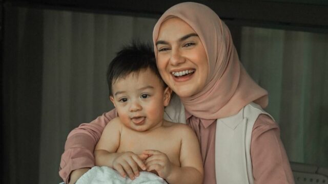 Berita Artis: Irish Bella hamil anak keempat dari Ammar Zoni, kabar bahagia tersebut diunggah lewat akun Instagram mereka.