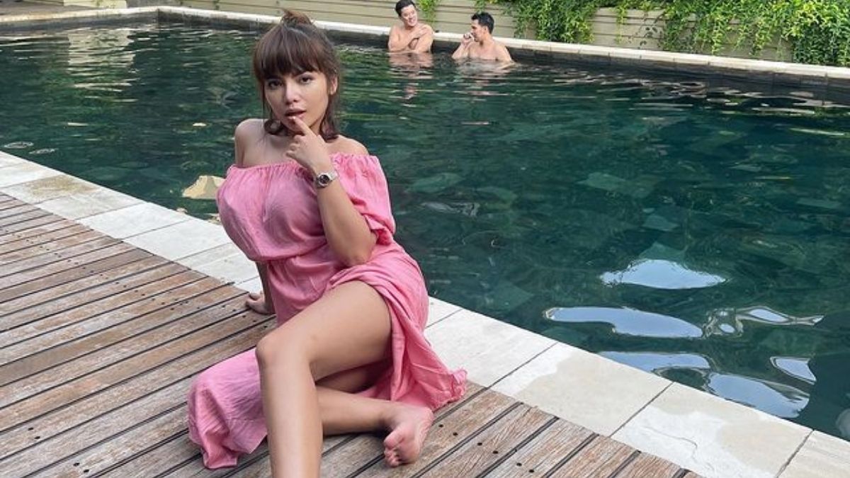 Berita artis, selebriti, dan hot gosip artis terbaru hari ini: Vicky Prasetyo menanyakan kepada Dinar Candy apakah dirinya sibuk dengan aplikasi MiChat. Ternyata ini jawaban Dinar Candy.