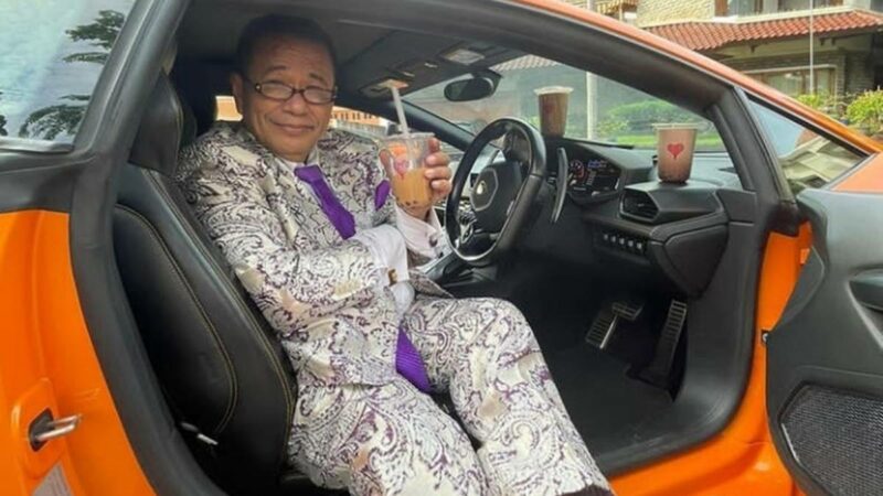 Berita terkini: Hotman Paris, pengacara papan atas ini memposting video dirinya yang tengah bersama dengan wanita cantik dan seksi di pantai.
