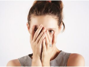 Berita terkini: trust issue atau krisis kepercayaan ini membuat si penderitanya menjadi orang pesimis, overthinking, dan sulit berkomitmen.