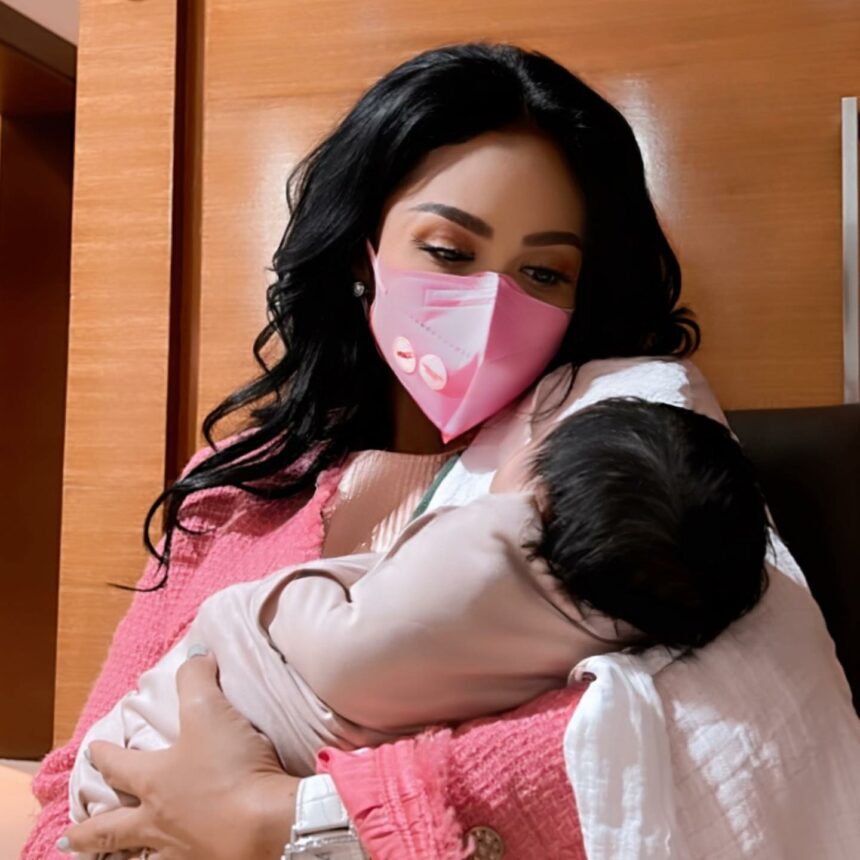 Krisdayanti menggendong putri Atta Halilintar dan Aurel, Baby A. [Foto: Instagram]
