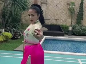 Berita Artis: Penyanyi Krisdayanti berlatih wushu dengan menggunakan benda tajam yang diunggah di akun Instagram pribadinya @krisdayantilemos.