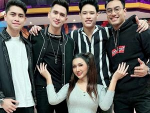 Berita Artis: Lucinta Luna dibilang netizen memakai pempers lantaran duduknya yang ngangkang dan terlihat seperti mengenakan pembalut seperti wanita haid.