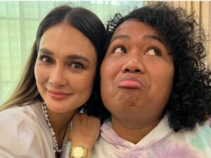 Berita Artis: Luna Maya memeluk komedian Marshel Widianto yang langsung membuat warganet berkomentar.