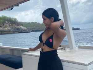 Berita artis, selebriti, dan hot gosip artis terbaru hari ini: Kenakan baju seksi di kapal, Millen Cyrus disebut Kim Kardashian Indonesia.